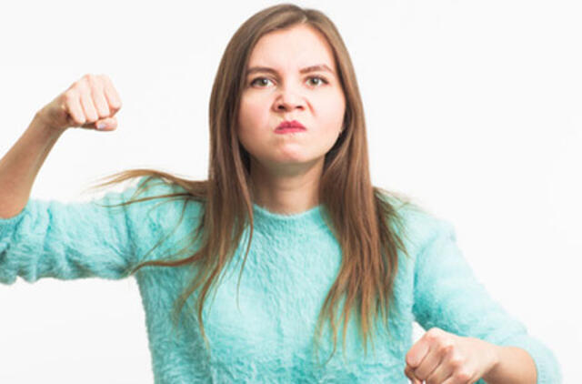 Klientė kasininkei trenkė kumščiu į nosį