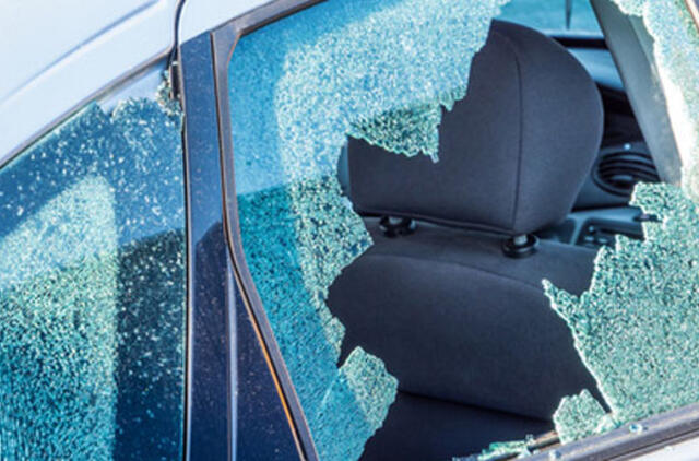 Taksi vairuotoją viešai talžė metaliniu strypu