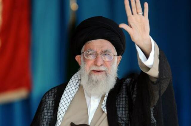 Ajatola ragina iraniečius nusiteikti sunkiems laikams