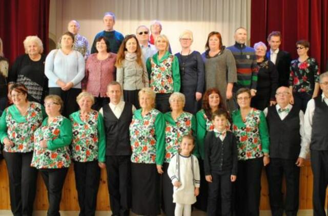 Teatrų festivalio Kintuose dalyviai apdovanoti mariose sugauta žuvimi