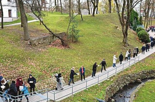 Knygas į naują biblioteką gabeno gyvąja grandine