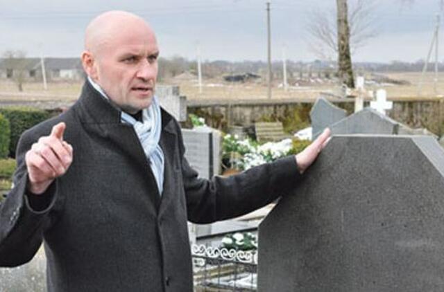 Nusilenkė Lietuvai, muziejui įteikęs kilnią dovaną