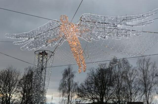 Šimtą eglučių Atgimimo aikštėje globos šviečiantis angelas