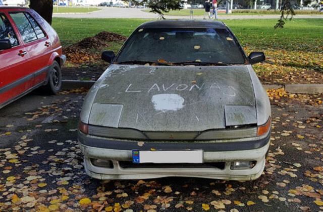 Tūkstančiai be priežiūros paliktų automobilių. Kaip elgtis?