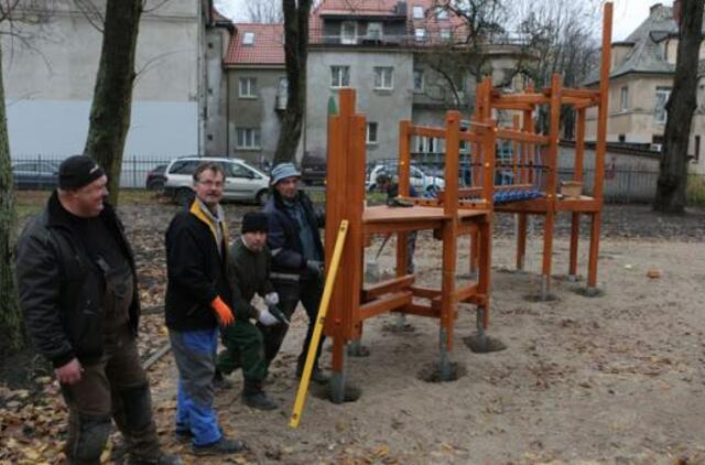 Vaikų žaidimų aikštelės jau įrengiamos