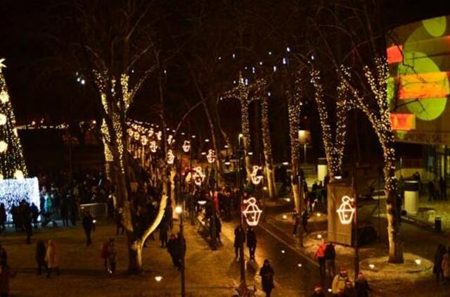 Palangoje suspindo tūkstančiai kalėdinių šviesų