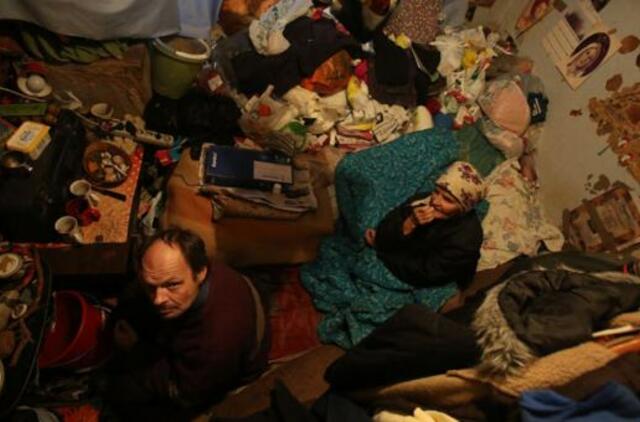 Policijai išlaužus duris, buvusi pedagogė pareigūnus nusprendė pamokyti