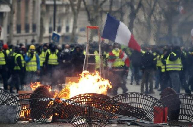 Prancūzijos premjeras žada atkurti nacionalinę vienybę