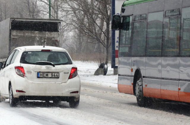 Atsiprašo dėl vėluojančių autobusų