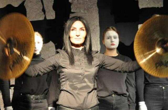 Dekoracijas galima kurti ir iš makaronų, ar nuotekų vamzdžių