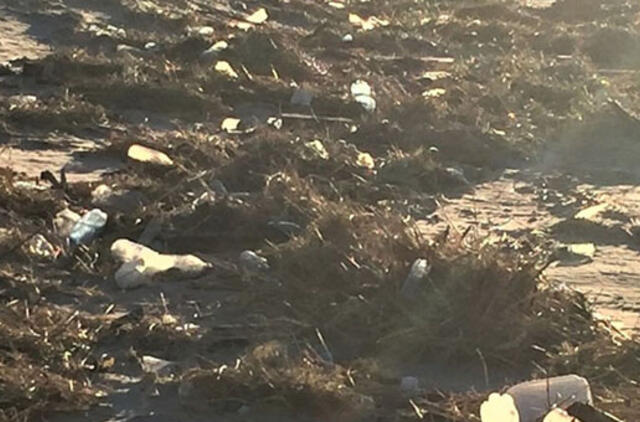 Jūra grąžino žmonėms šiukšles