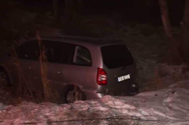 „Opel Zafira" - griovyje, girtas vairuotojas - pievoje