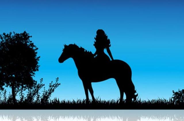 Moteris ant žirgo, išmokiusi mylėti ir pasitikėti