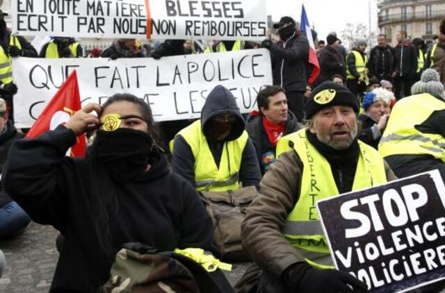 Prancūzijoje dvyliktą savaitgalį vyko tūkstantiniai „geltonųjų liemenių“ protestai