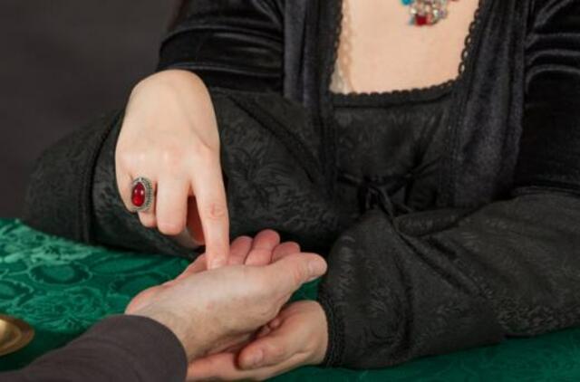 Šarlatanė nusitaikė į patiklius tėvus