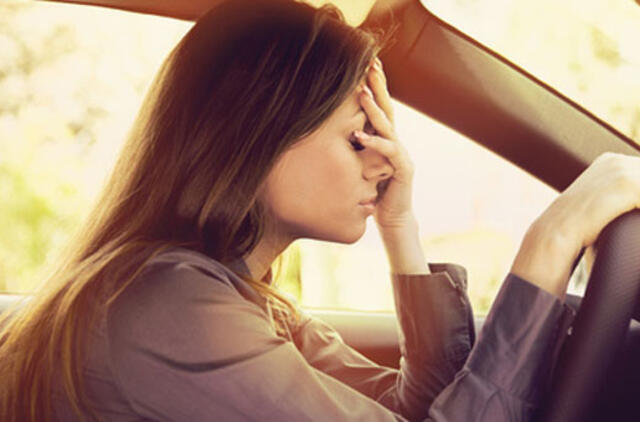 Vinguriavusiame automobilyje - dvi girtos merginos