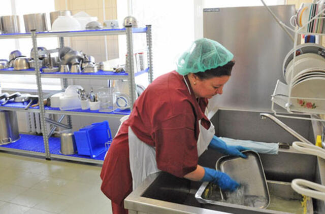 Garsiakalbės pažeminta indų plovėja atleista iš darbo