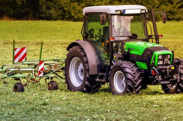 Iš traktoriaus pavogė kurą ir į baką pripylė žemių