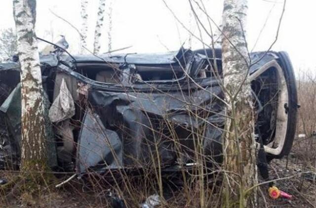 Nuo kelio nuvažiavusiame automobilyje - žuvęs keleivis