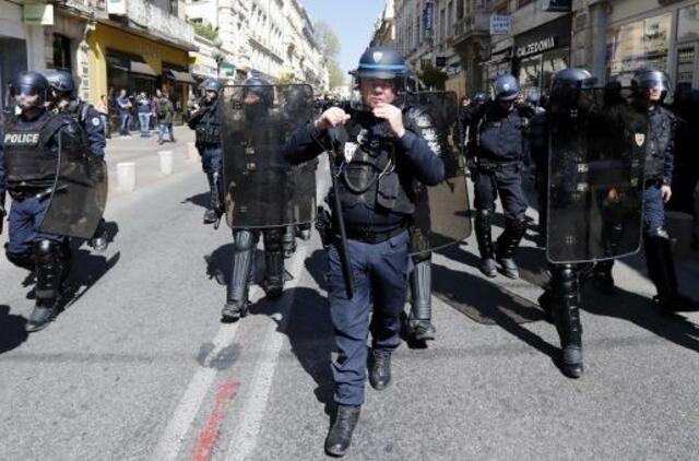 Prancūzijos bankai ragina užbaigti „geltonųjų liemenių“ protestus