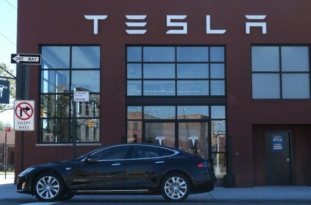 „Tesla“ ateityje savo elektromobilius pardavinės tik internetu