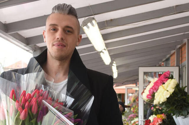 Tulpėmis prekiavęs vyras žmonai perka lelijas