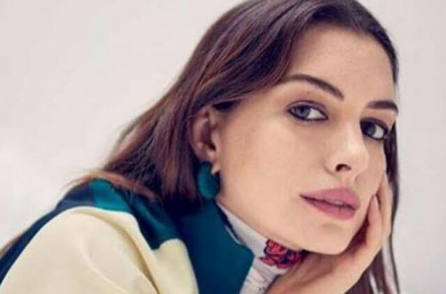 Aktorė A. Hathaway alkoholio nevartos, kol jos sūnus taps pilnamečiu