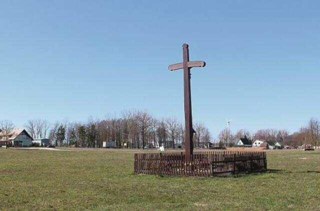 Dainuodami uždarbiauja bažnyčios statybai