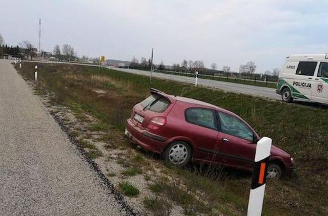 Girtas Nissan vairuotojas nuvažiavo nuo kelio