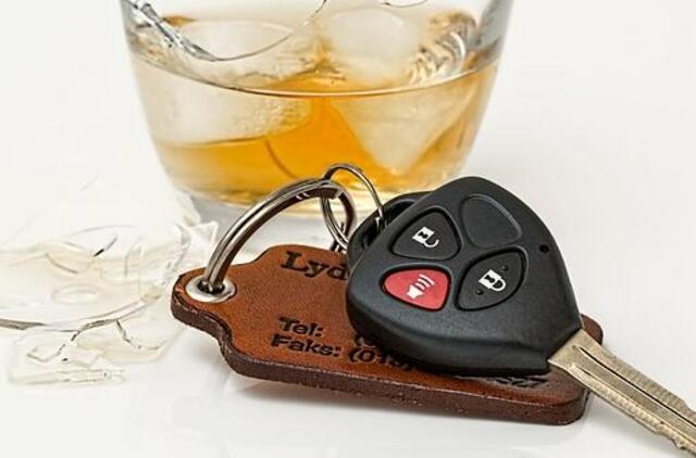 Girtas BMW vairuotojas užmigo belaukdamas maisto