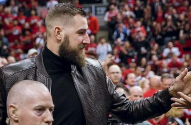 J. Valančiūnas apsilankė „Raptors“ rungtynėse: sirgaliai lietuvį pasitiko plojimais atsistojus