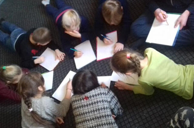 „Kasdien nueinu 40–50 kilometrų nešiodama reklaminius lankstinukus, kad išlaikyčiau  astma sergančią dukrytę ir tris kitus savo vaikučius...”