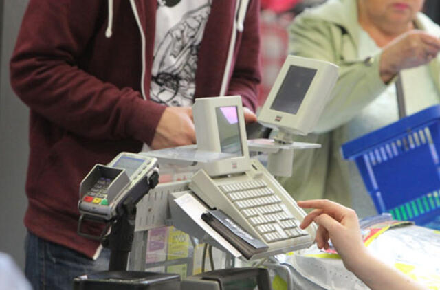 Kasininkų darbo pokyčiai: atlyginimai auga, dirbančiųjų mažėja