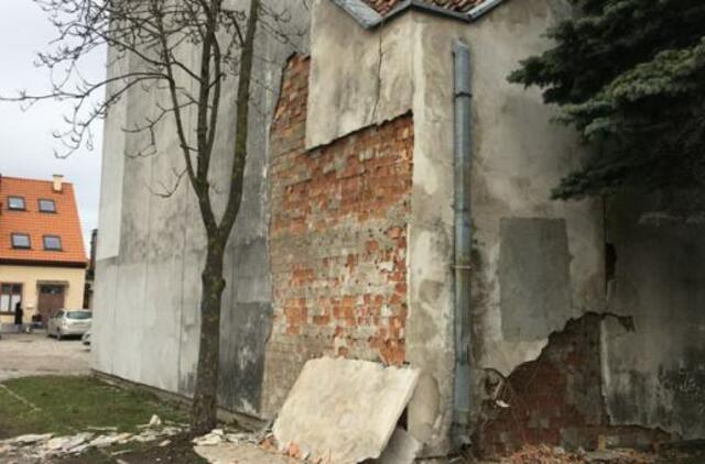 Laukdamas pirkėjų pastatas baigia subyrėti