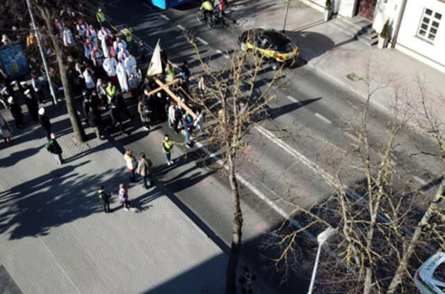 Nešė kryžių dėl šeimų gerovės