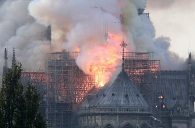 Paryžiaus katedroje - milžiniškos liepsnos