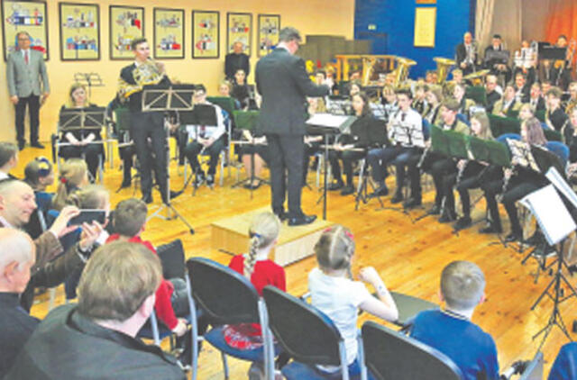 Pasirodė jungtinis tarptautinis pučiamųjų instrumentų orkestras