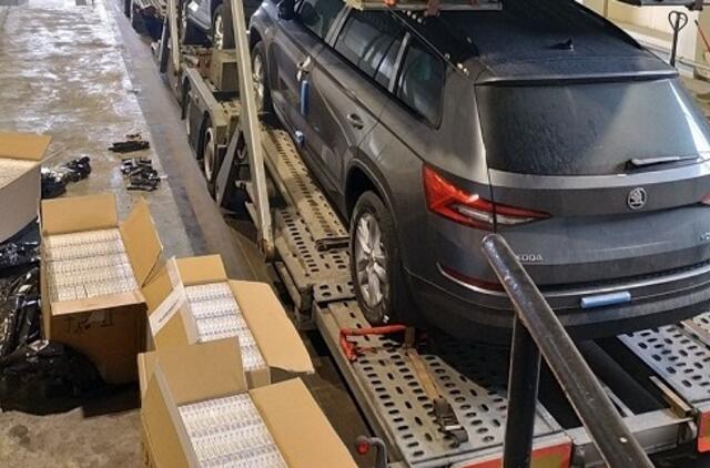 Septynis lengvuosius automobilius vežusį vairuotoją įklampino šešios dėžės kontrabandos