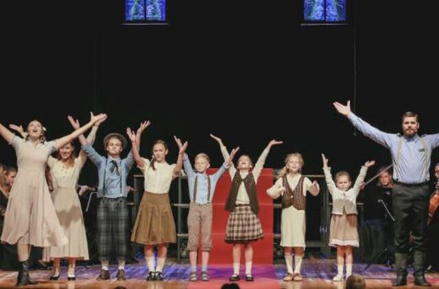 Žaismingos muzikos garsų orkestras pasakos apie meilę šeimai ir muzikai