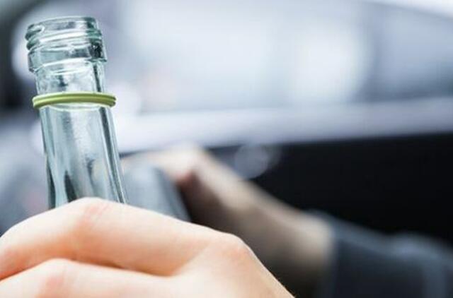 Girtas BMW vairuotojas išvertė tvorą Palangoje