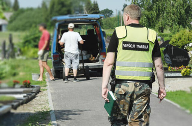 Kapinėse nerūšiuotos šiukšlės ir įžūlūs vairuotojai