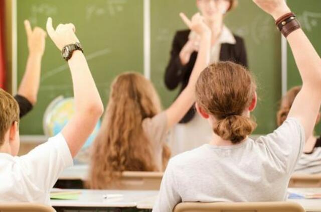 Moksleiviai pašiurpę: per karščius neleidžia mūvėti šortų