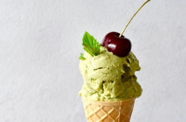 Nenuodėmingas Joninių desertas – naminiai avokadų ledai su mėtomis ir braškėmis