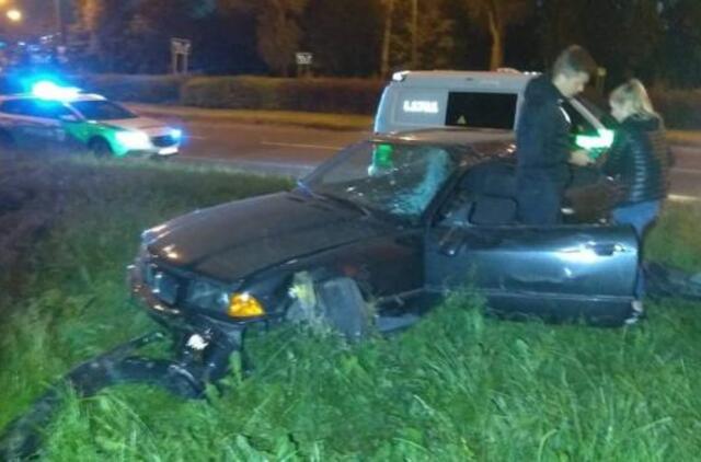 Nesuvaldytas BMW trenkėsi į bortelį ir apsivertė