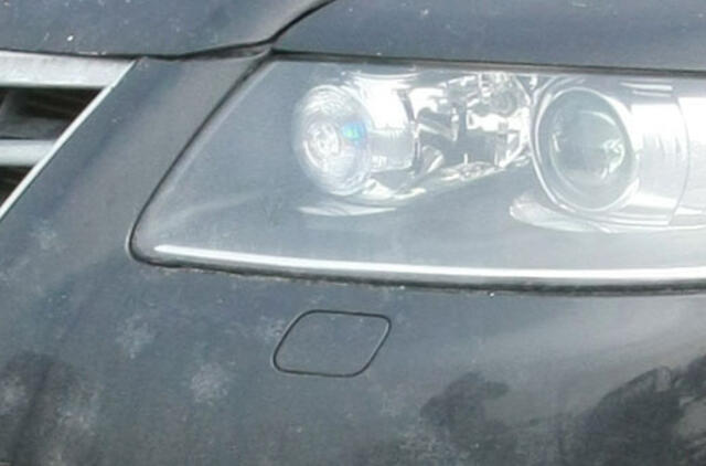 Vagys nusitaikė į „VW Touareg“ žibintus