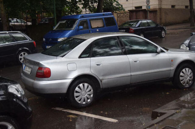 Stovi jau 3 savaites, o savininko - nė kvapo