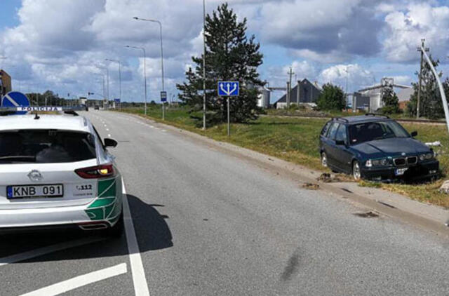 Girtas BMW vairuotojas rėžėsi į stulpą