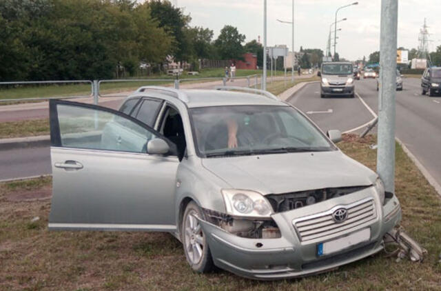 Peršoko bordiūrą, nuvertė ženklą ir trenkėsi į stulpą