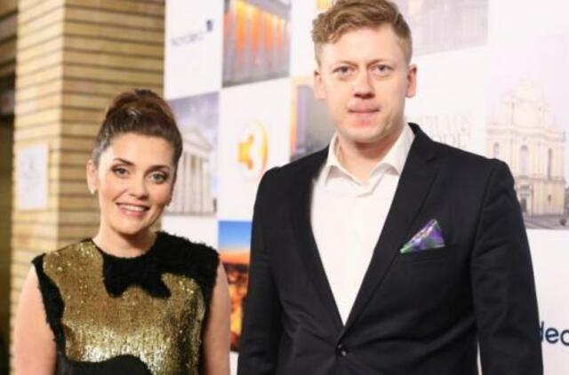 Slapta susituokė televizijos laidų vedėja E. Skrolytė ir J. Elvikis