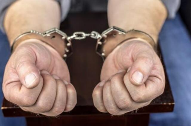 Metaliniu strypu per galvą Rusijos piliečiui